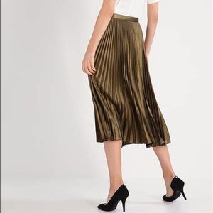 Club Monaco Pleated skirt